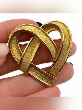 Coro Pegasus Modernist Gold Tone Heart Brooch Brushed Textured Vintage